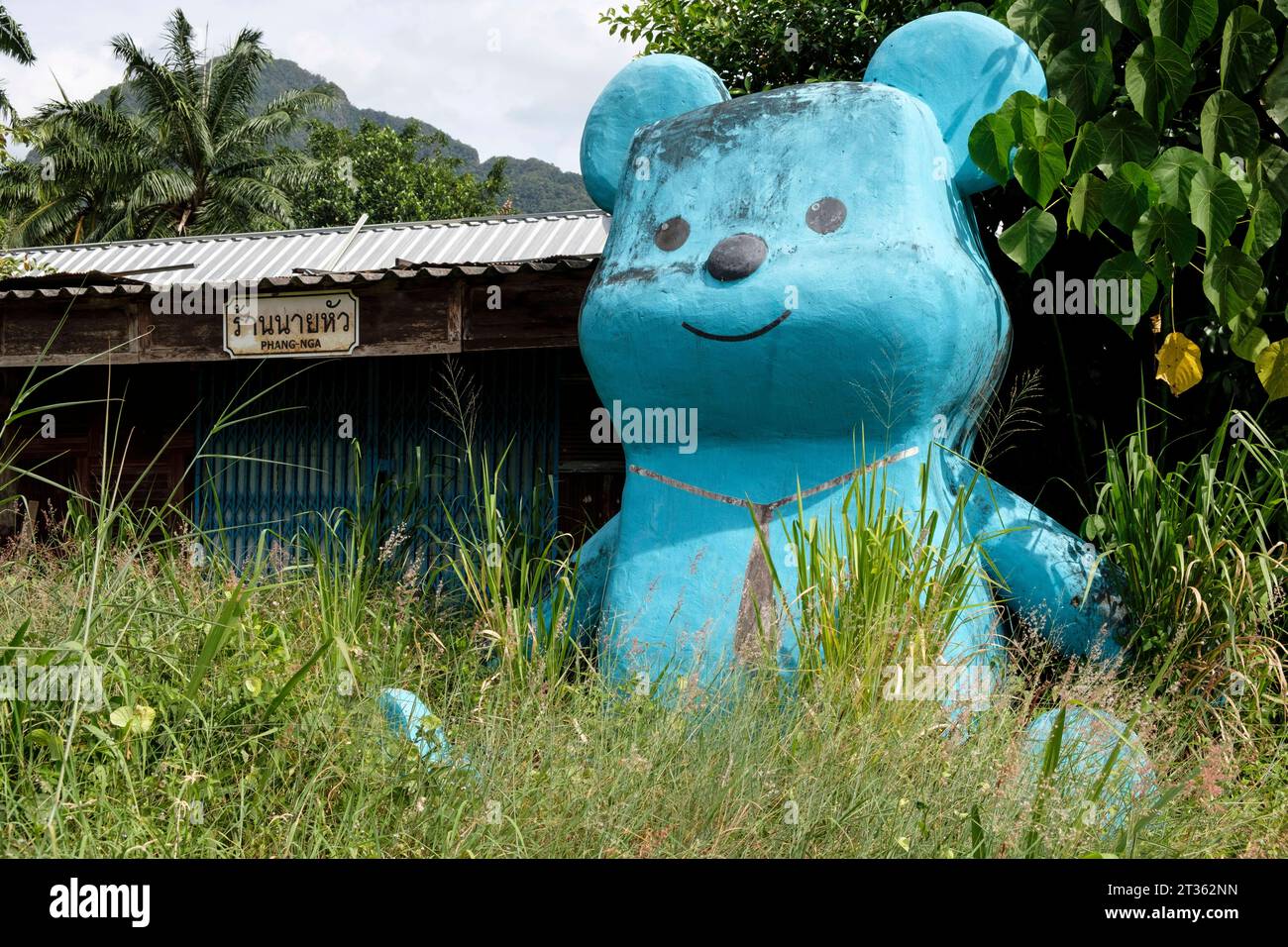 Bear in the big blue house hi-res stock photography and images - Alamy