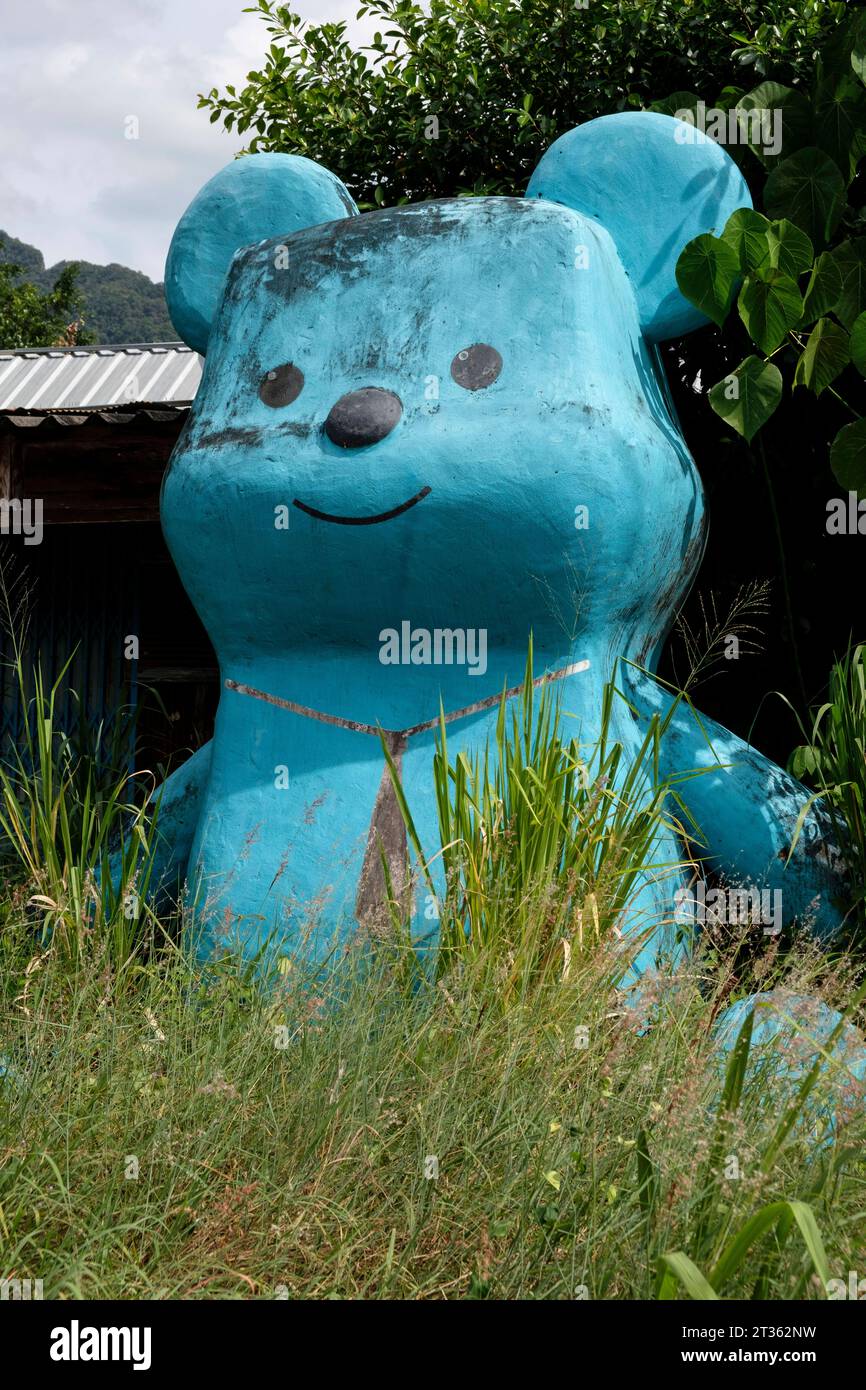 Grosser blauer Bär vor einem Haus - Phang Nga - Thailand, Dezember 2022 ...