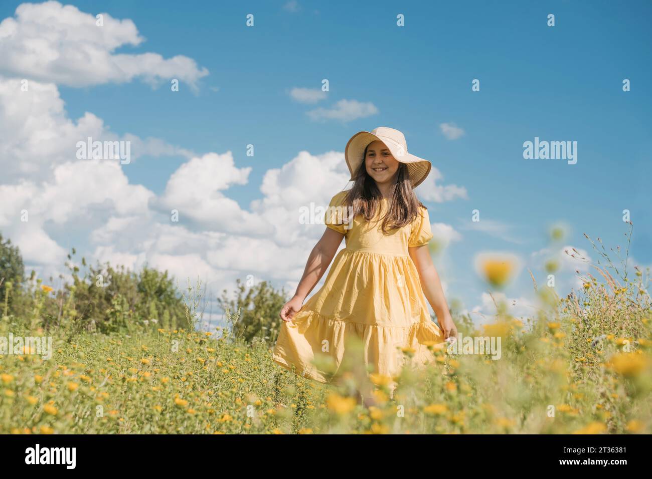 Standing in flower field hi-res stock photography and images - Alamy