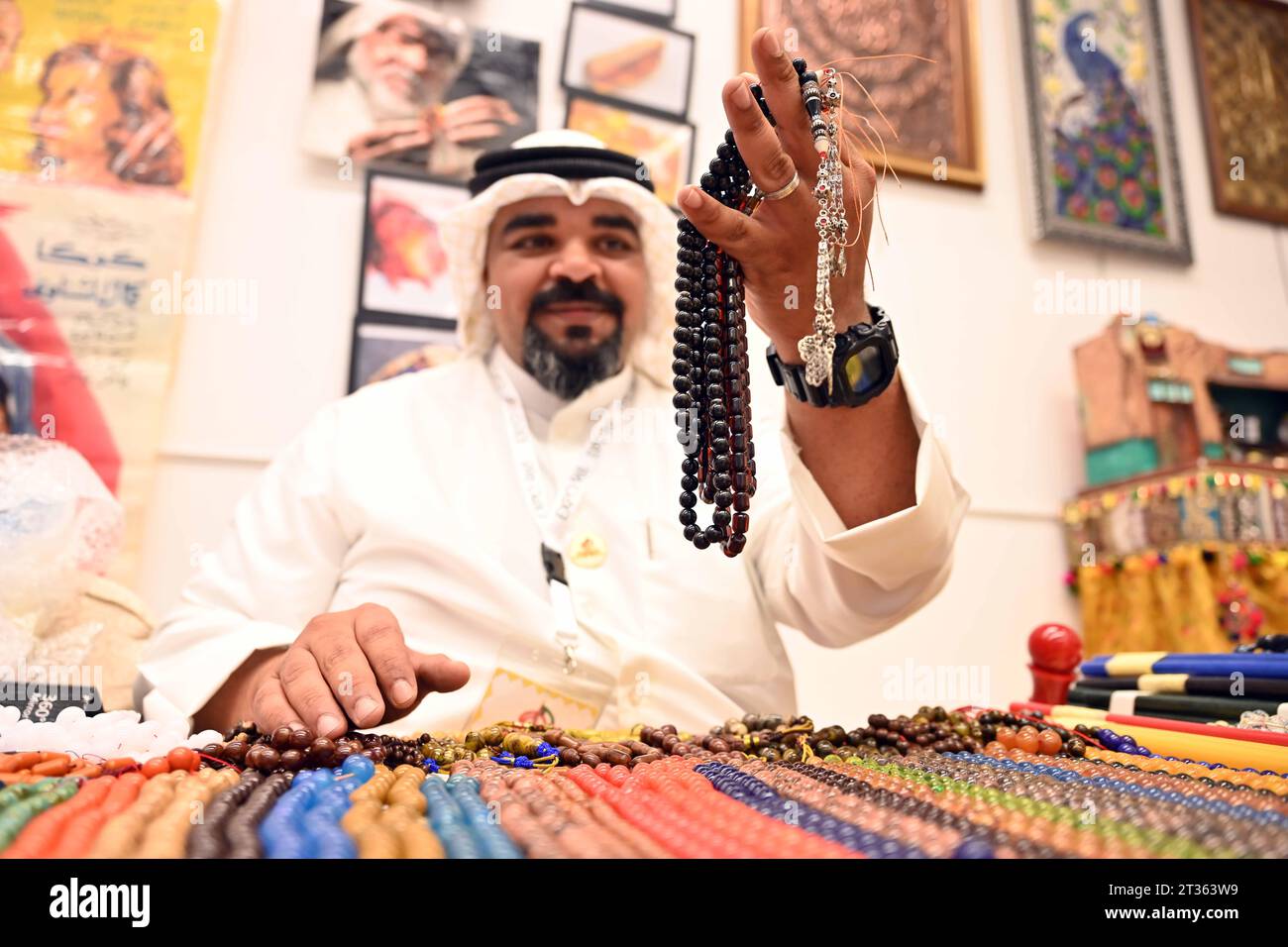 Hawalli, Kuwait. 22nd Oct, 2023. A craftsman displays rosaries during