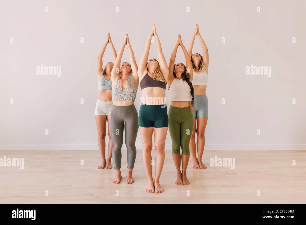 Women with folded arms hi-res stock photography and images - Alamy