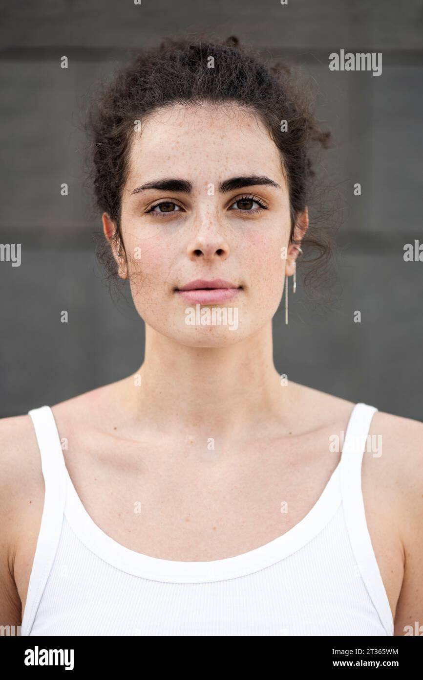 Beautiful young woman in front of wall Stock Photo - Alamy