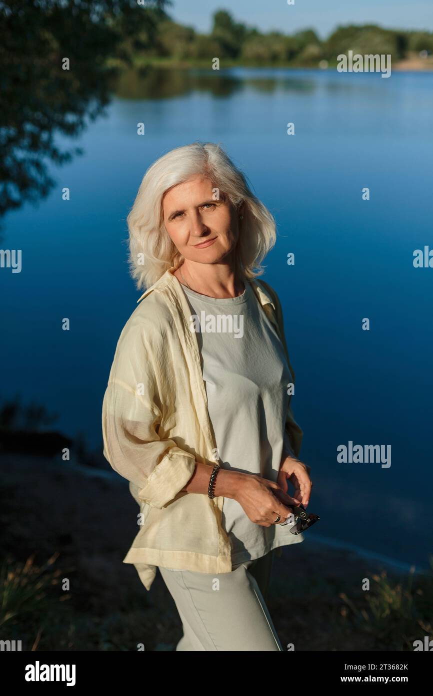 Mature woman grey hair hi-res stock photography and images - Alamy