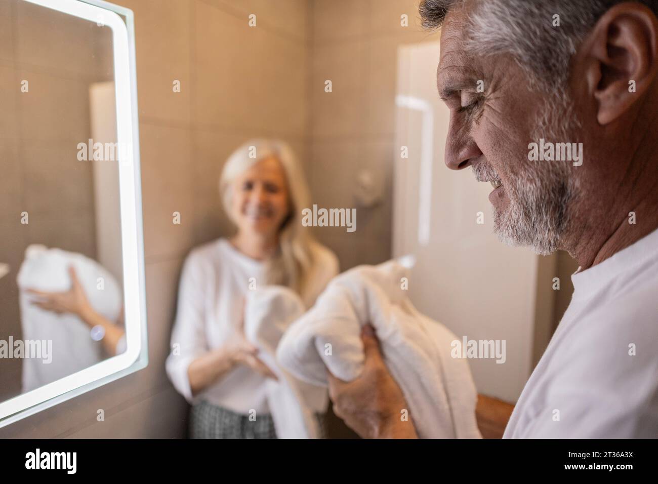 Man and woman in steam bath with towels smiling - Foto de stock -  Masterfile - Royalty Free Premium, Número: 640-02772035