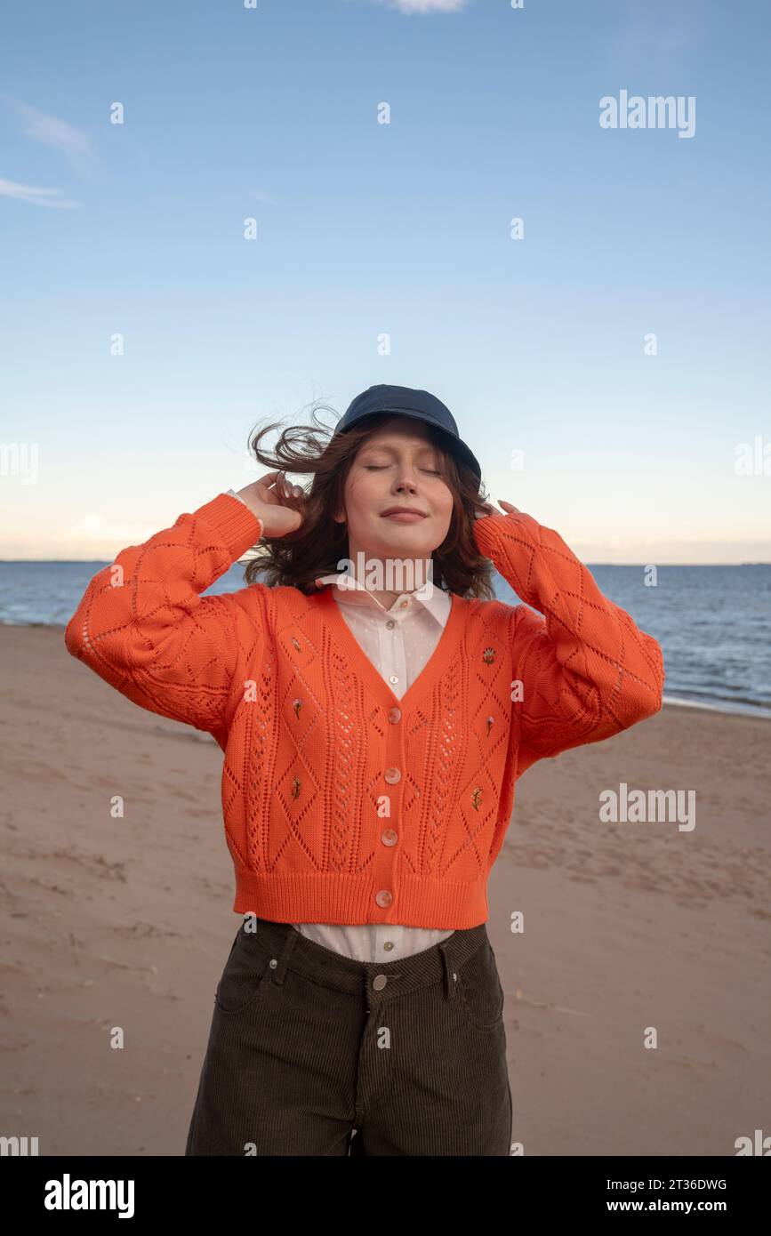 Young woman on beach wearing hat hi-res stock photography and images ...