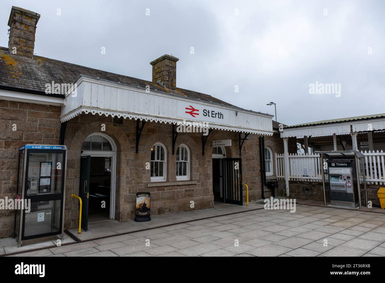 st-erth-train-station-cornwall-uk-stock-photo-alamy