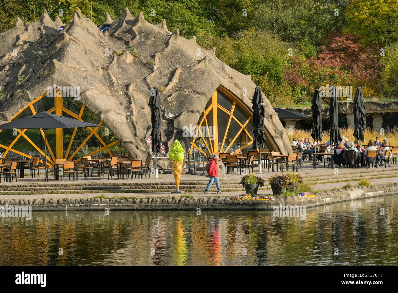 Restaurant und CafÃ Seestern am Hauptsee, Parkanlage Britzer Garten, Britz, Neukölln, Berlin, Deutschland *** Restaurant and CafÃ Seestern am Hauptsee, Parkanlage Britzer Garten, Britz, Neukölln, Berlin, Germany Credit: Imago/Alamy Live News Stock Photo