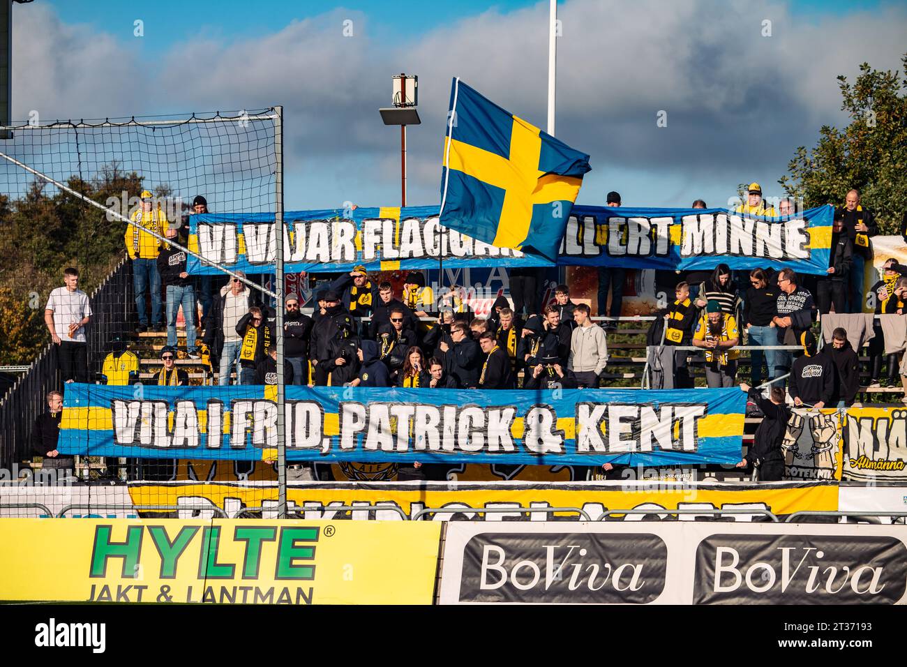 Halmstad, Sweden. 22nd, October 2023. Football fans of Mjaellby seen on the stands during the Allsvenskan match between Halmstads BK and Mjaellby at Oerjans Vall in Halmstad. (Photo credit: Gonzales Photo - Amanda Persson). Stock Photo