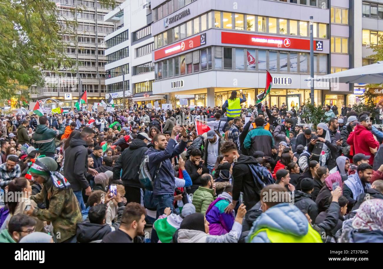 Rally of pro-Palestinian demonstrators. They demand an end to the ...