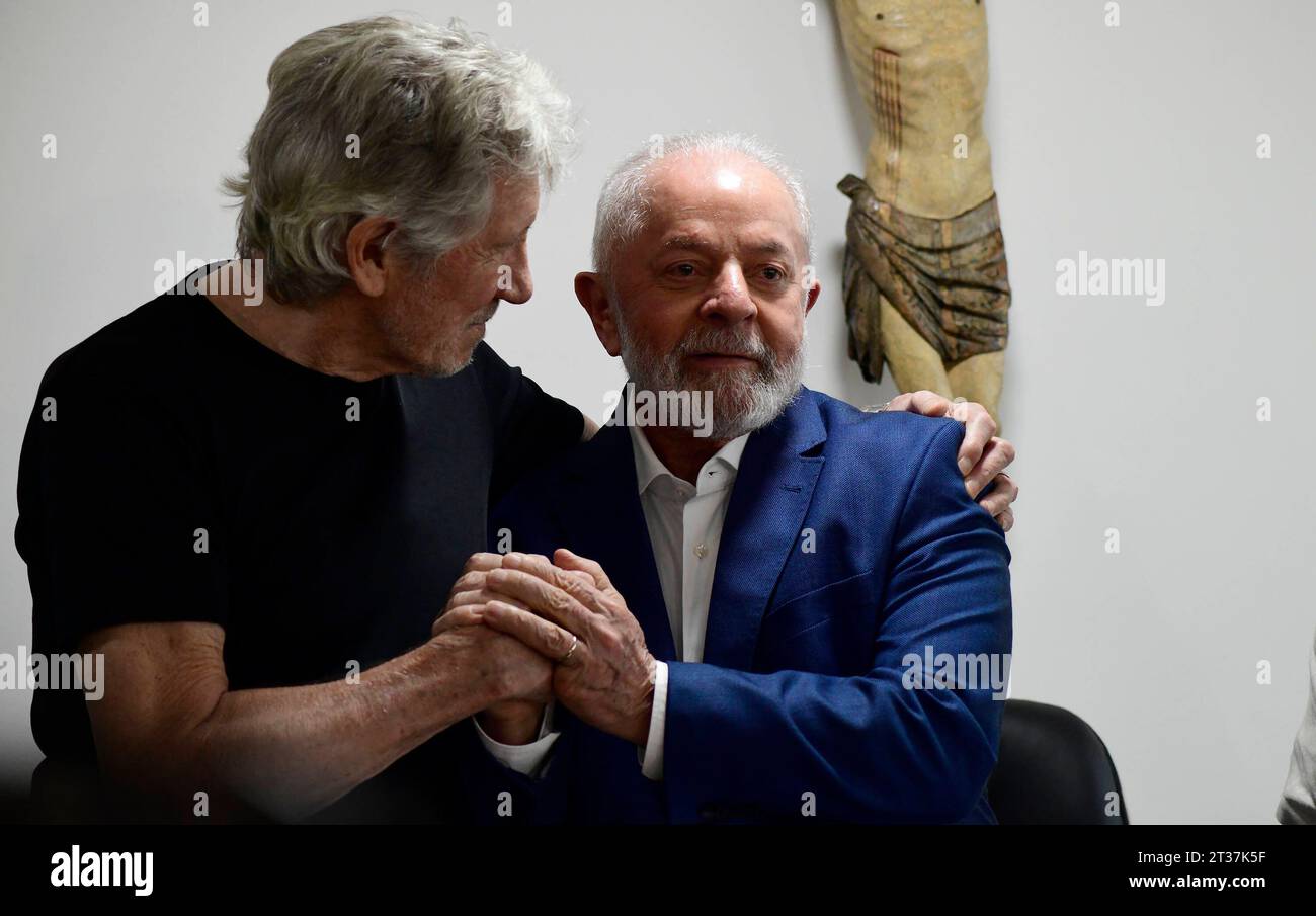 Brasilia DF, 10/23/2023 President/Lula/Roger/Waters/Pink/Floyd Brasilia DF, 10/23/2023 Palacio/do/Planalto/Roger Waters/Lula/Politics - President Luiz Inacio Lula da Silva received this Monday 23 the bassist of the legendary band Pink Floyd. Roger is in Brasilia and will perform next Tuesday 24. In the photos, Lula, Roger Waters, Janja and Paulo Miklos. Photo: Andre Violatti/Ato Press Brasilia DF, 10/23/2023 President/Lula/Roger/Waters/Pink/Floyd Brasilia Brasil Copyright: xAndrexVIOLATTI/AtoxPressx Credit: Imago/Alamy Live News Stock Photo