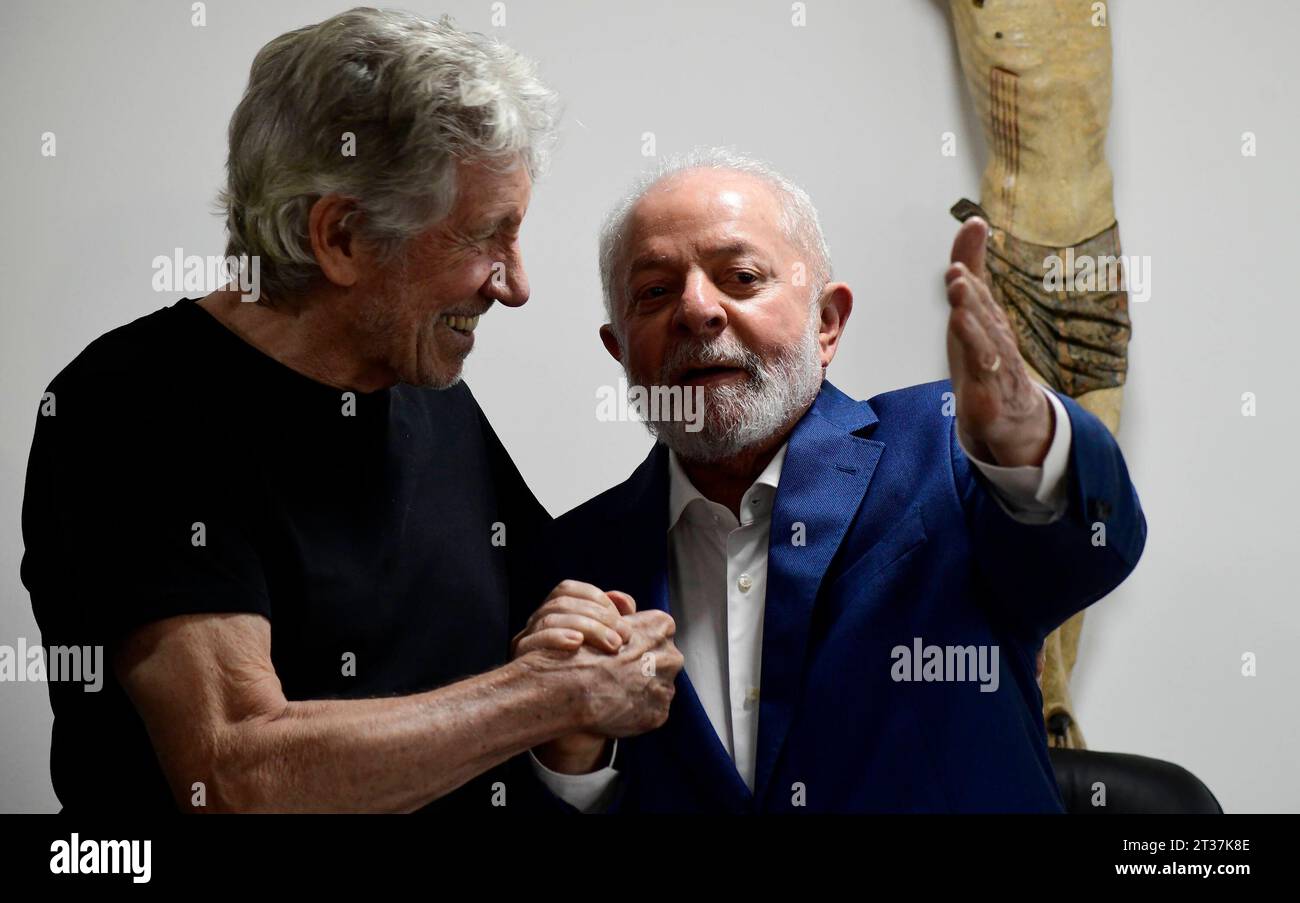 Brasilia DF, 10/23/2023 President/Lula/Roger/Waters/Pink/Floyd Brasilia DF, 10/23/2023 Palacio/do/Planalto/Roger Waters/Lula/Politics - President Luiz Inacio Lula da Silva received this Monday 23 the bassist of the legendary band Pink Floyd. Roger is in Brasilia and will perform next Tuesday 24. In the photos, Lula, Roger Waters, Janja and Paulo Miklos. Photo: Andre Violatti/Ato Press Brasilia DF, 10/23/2023 President/Lula/Roger/Waters/Pink/Floyd Brasilia Brasil Copyright: xAndrexVIOLATTI/AtoxPressx Credit: Imago/Alamy Live News Stock Photo
