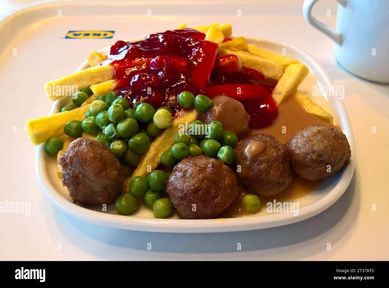 Ikea Restaurant, Fleischbällchen Köttbullar mit Pommes und Erbsen ...