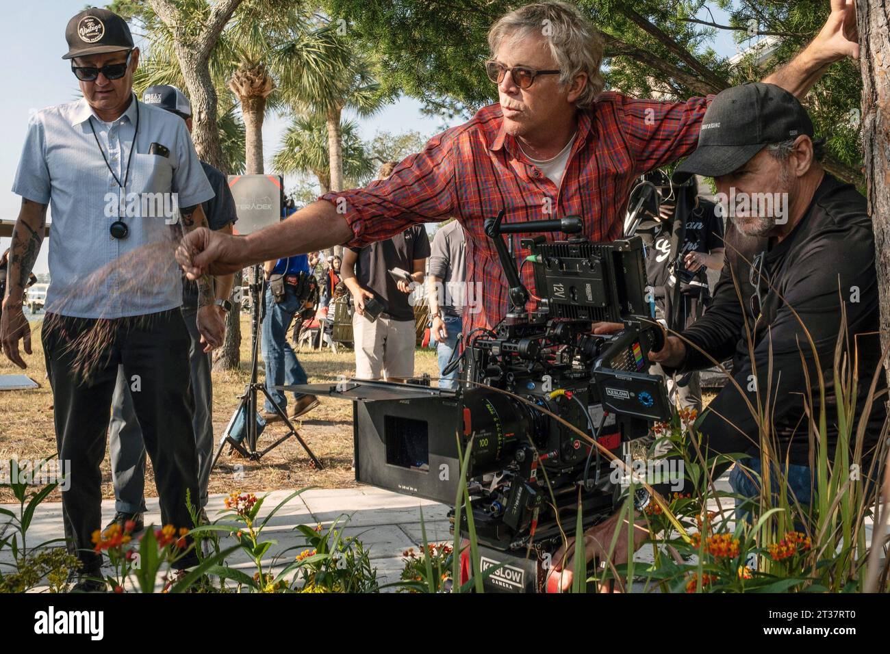 MAY DECEMBER, director Todd Haynes (center), on set, 2023. ph: Francois ...