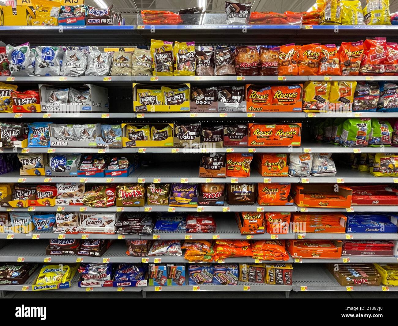 https://c8.alamy.com/comp/2T387J0/grovetown-ga-usa-08-06-23-walmart-grocery-store-bag-candy-section-and-prices-2T387J0.jpg