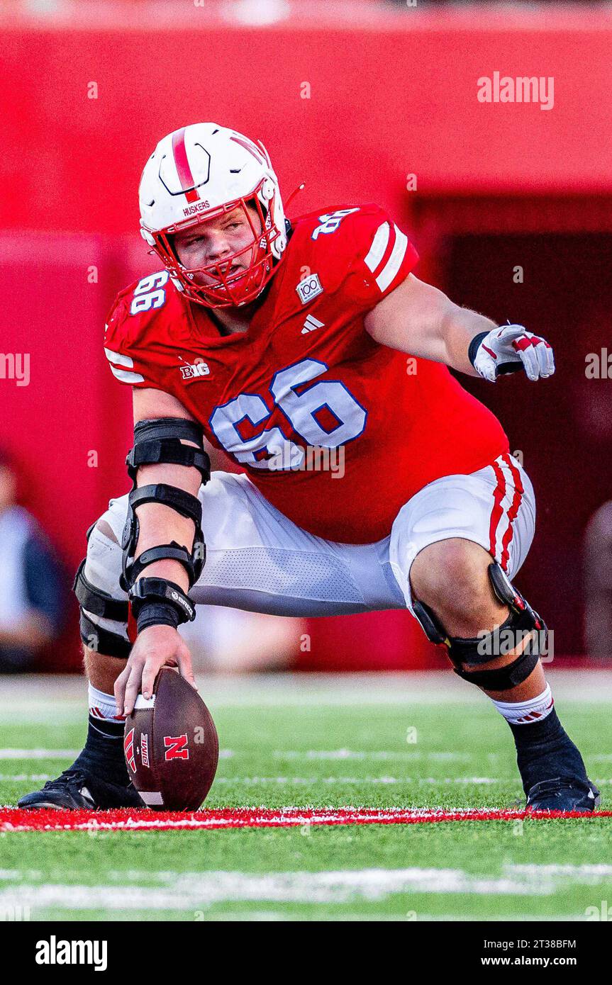 Lincoln, NE. U.S. 21st Oct, 2023. Nebraska Cornhuskers center Ben Scott