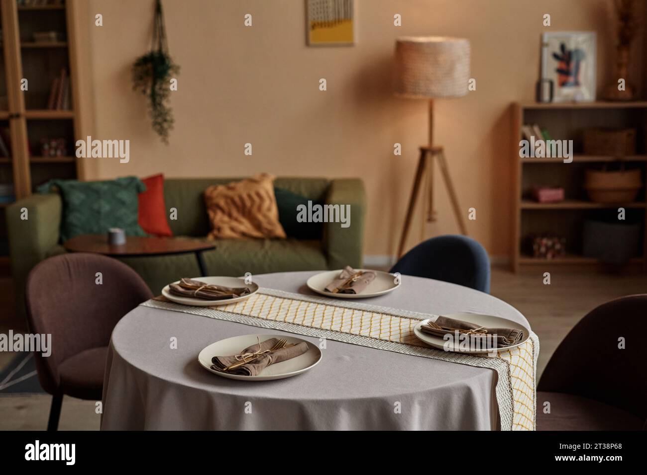 Family eating dinner round table hi-res stock photography and images ...