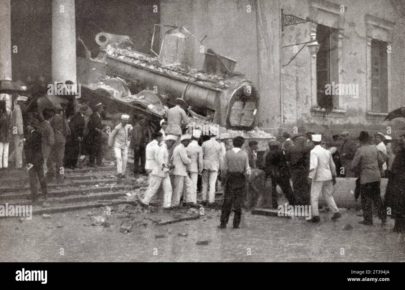 The Alicante train derailment, October 5, 1912.  A passenger train approaching Alicante station went off the track and crashed in to the station buildings, causing the death of nine people and seriously injuring 22 others.  From Mundo Grafico, published 1912. Stock Photo