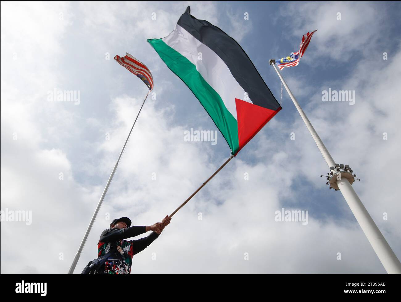 Kuala Lumpur, Malaysia. 22nd Oct, 2023. Protester waves Palestinian ...