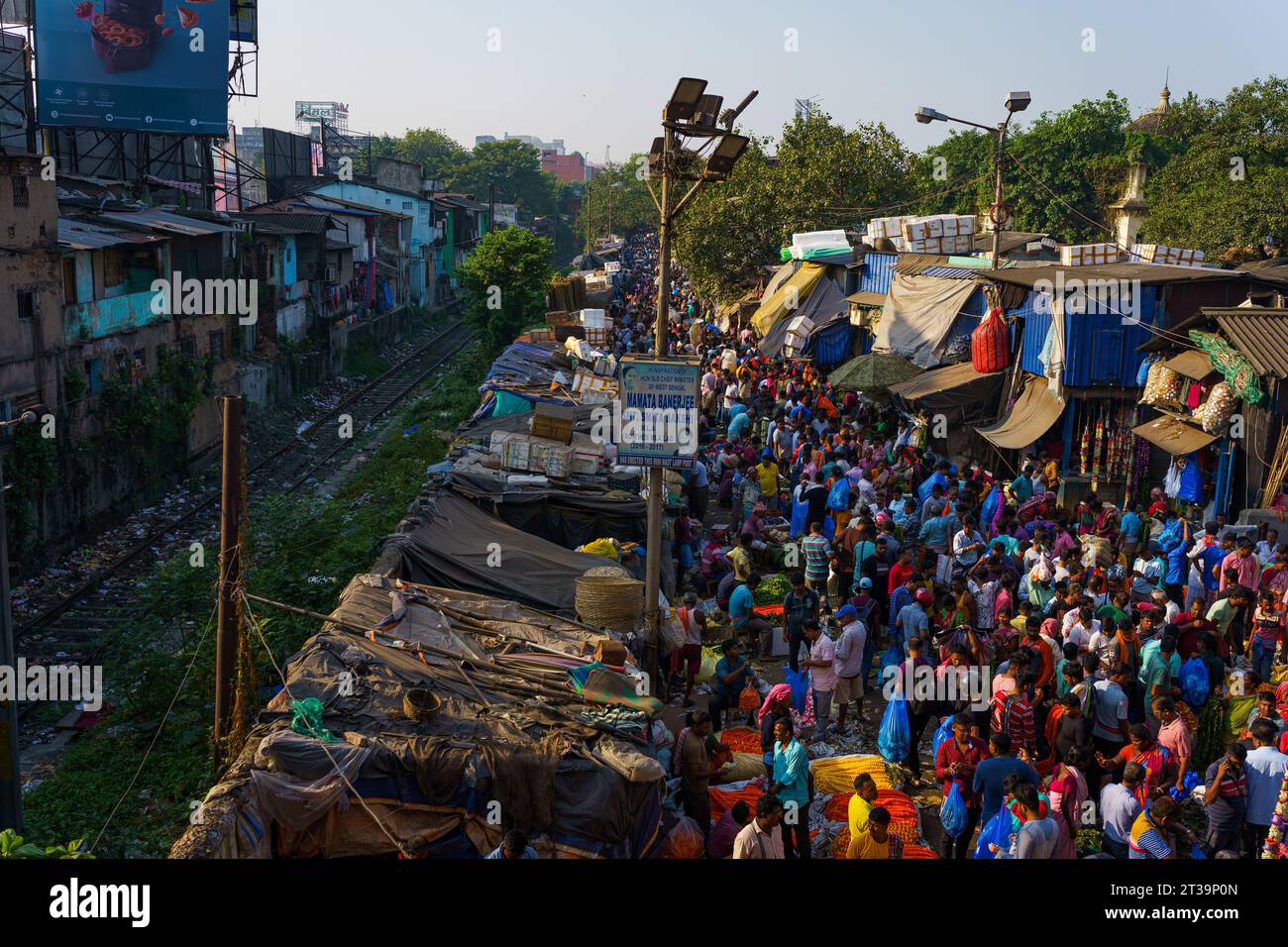 Kolkata India 21st Oct 2023 A Crowd Is Seen From Above Along The   Kolkata India 21st Oct 2023 A Crowd Is Seen From Above Along The Railway Lines Indias Population Has Surpassed That Of China Making It The Worlds Most Populous Country Photo By Davide Bonaldosopa Imagessipa Usa Credit Sipa Usalamy Live News 2T39P0N 