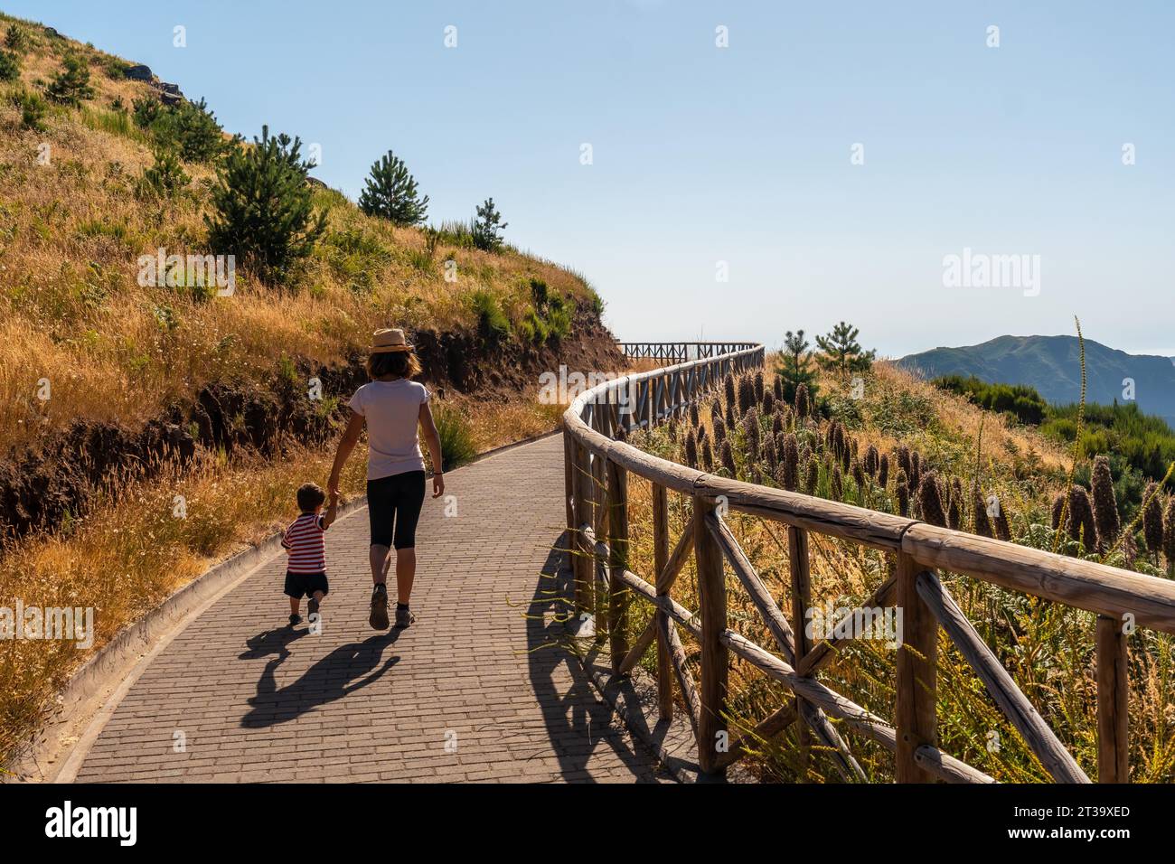 Eine Mutter geht mit ihrem Sohn am Aussichtspunkt Miradouro do paredao, Madeira, spazieren. Portugal Stock Photo
