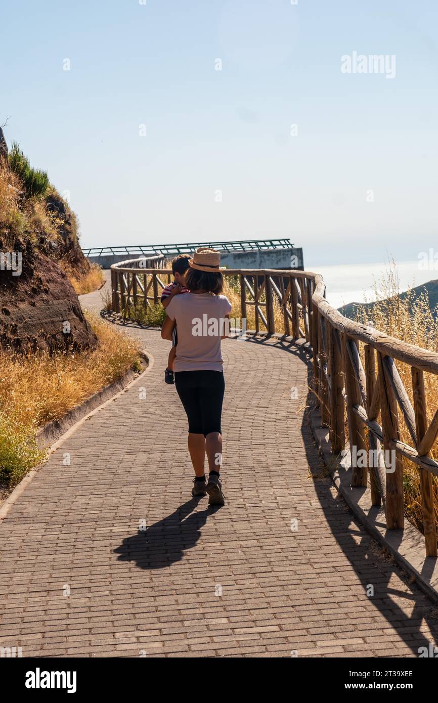 Eine Mutter mit ihrem Sohn am Aussichtspunkt Miradouro do Paredao, Madeira. Portugal Stock Photo