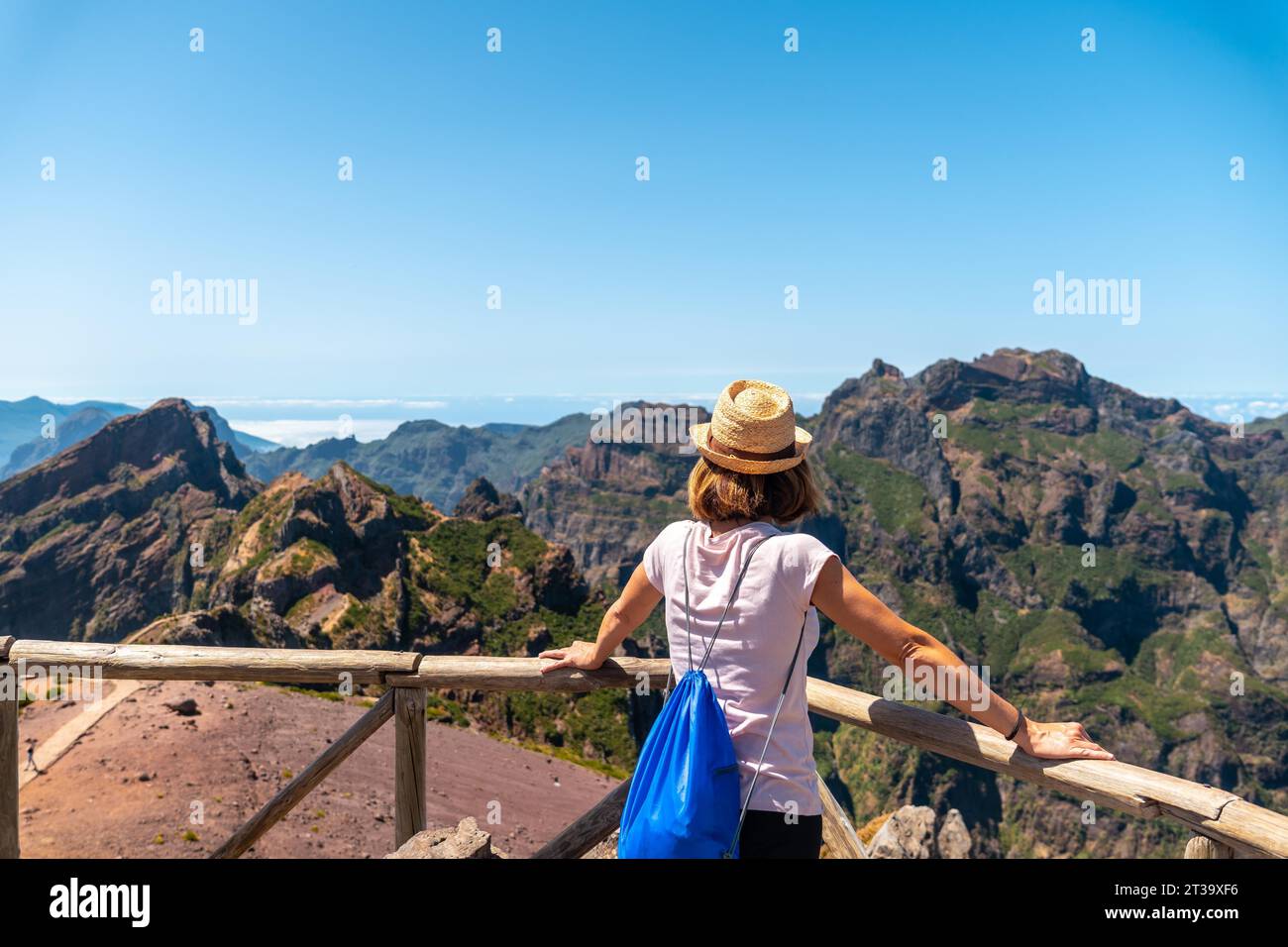Eine junge Touristin betrachtet die Berge in den Bergen von Pico do Arieiro, Madeira. Portugal Stock Photo