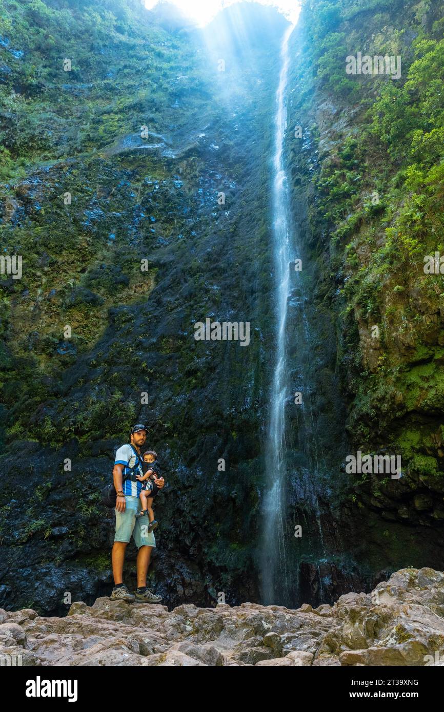 Ein Vater mit seinem Sohn am Wasserfall in Levada do Caldeirao Verde, Queimadas, Madeira Stock Photo