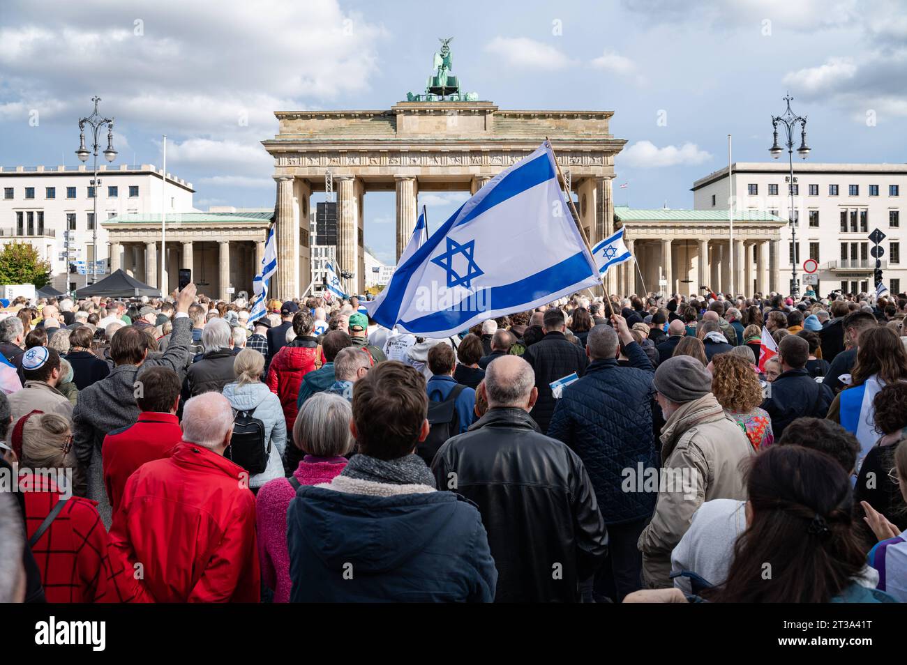 22.10.2023, Berlin, Deutschland, Europa - Mehrere Tausend Teilnehmer bekunden ihre Solidaritaet und Anteilnahme und nehmen an einer pro-israelischen Solidaritaetskundgebung unter dem Motto Aufstehen gegen Terror, Hass und Antisemitismus - in Solidaritaet und Mitgefuehl mit Israel vor dem Brandenburger Tor im Berliner Bezirk Mitte teil. Die Grosskundgebung findet zwei Wochen nach dem Ueberfall auf Israel statt, bei dem Mitglieder der radikalislamischen Terrororganisation Hamas unzaehlige Raketen auf Israel abgeschossen haben, anschliessend auf israelisches Territorium vorgedrungen sind und dabe Stock Photo