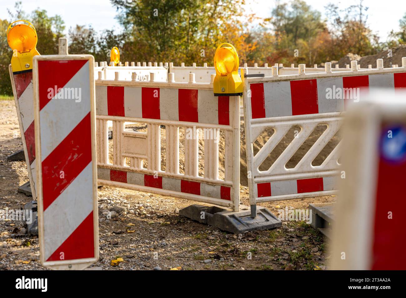 https://c8.alamy.com/comp/2T3AA2A/langweid-bavaria-germany-23rd-oct-2023-construction-site-cordoning-off-construction-site-barrier-with-yellow-warning-lights-absperrung-der-baustelle-baustellen-absperrung-mit-gelben-warnlichtern-credit-imagoalamy-live-news-2T3AA2A.jpg