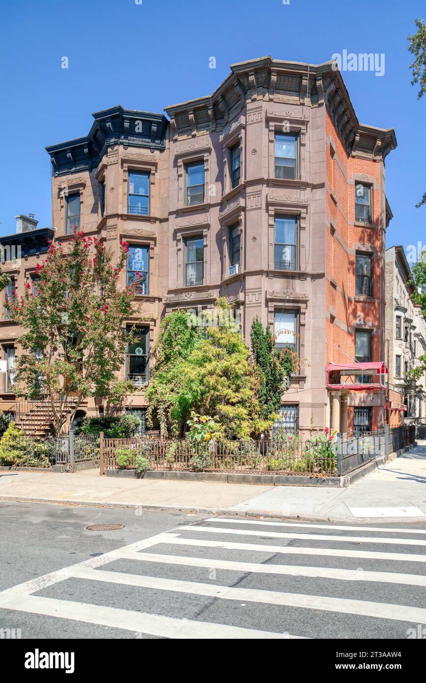Park Slope, Brooklyn: A pair of 1886 brownstone row houses with projecting bays; No. 501 heavily altered with brick and basement entry. Stock Photo
