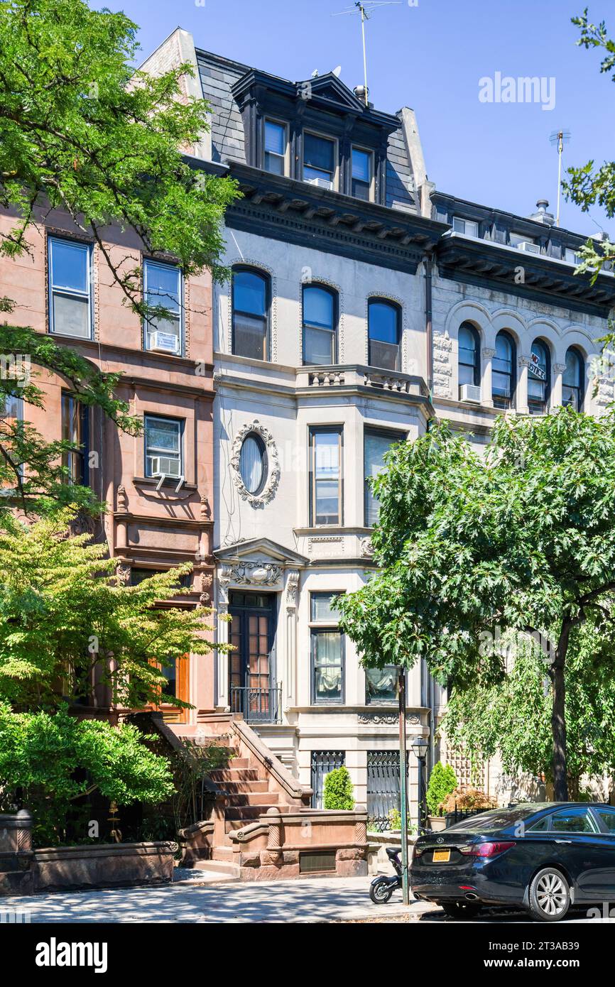 Park Slope, Brooklyn A fivestory limestone row house with oval window