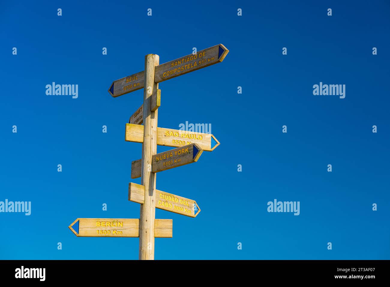 Alto del Perdón, Spain. August 8, 2023. Signal that shows distances to famous cities in Spanish Stock Photo