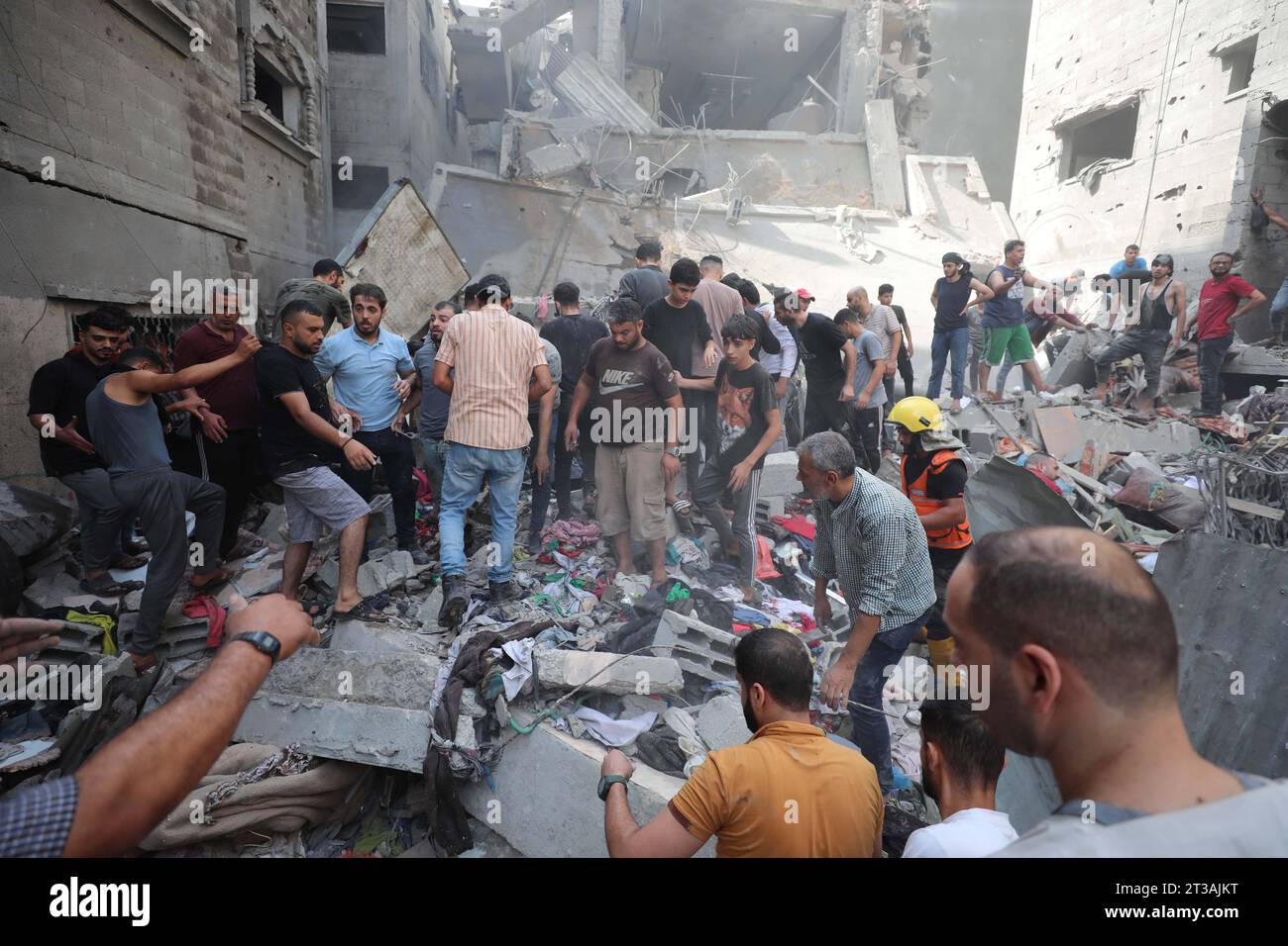 Palestinian Search For Survivors Under The Rubble After An Israeli ...