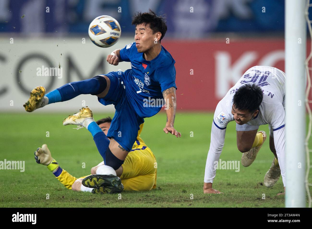 Wuhan, China's Hubei Province. 24th Oct, 2023. Wei Shihao (C) of Wuhan