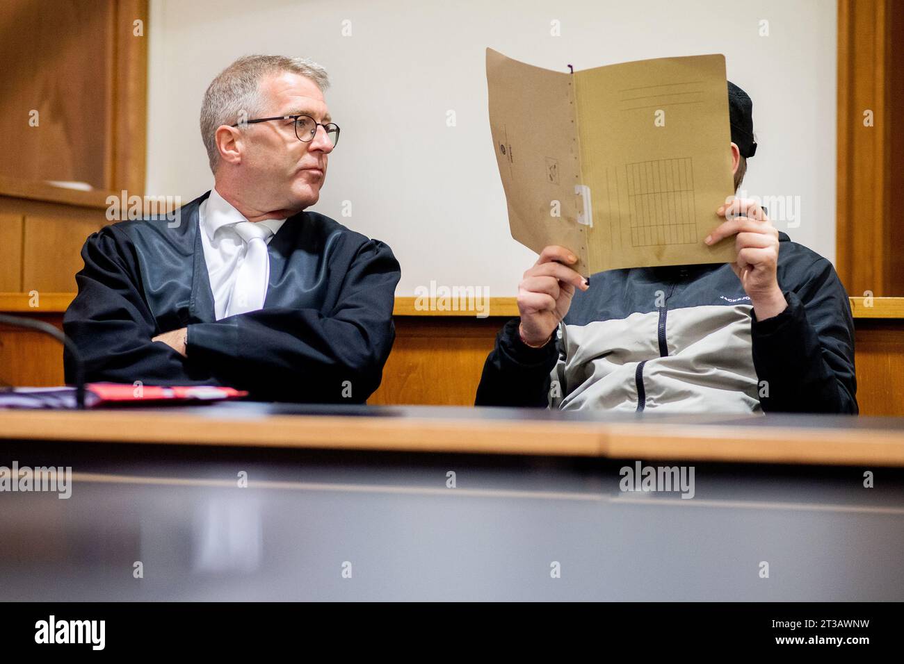 Oldenburg, Germany. 24th Oct, 2023. The defendant (r) sits next to his