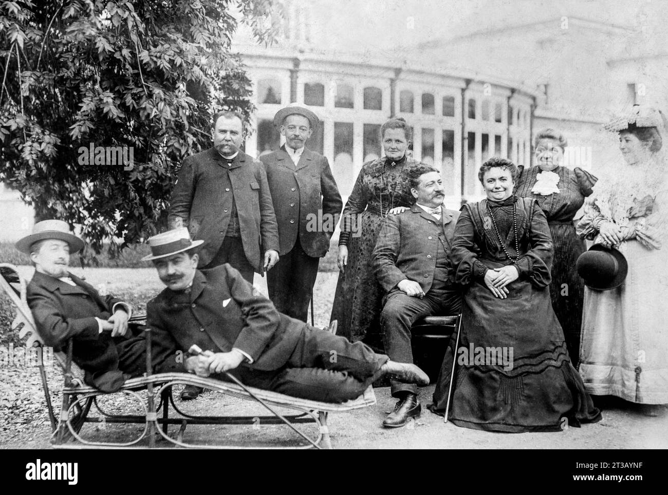 Photography , Outdoor photograph of a bourgeois French family at the