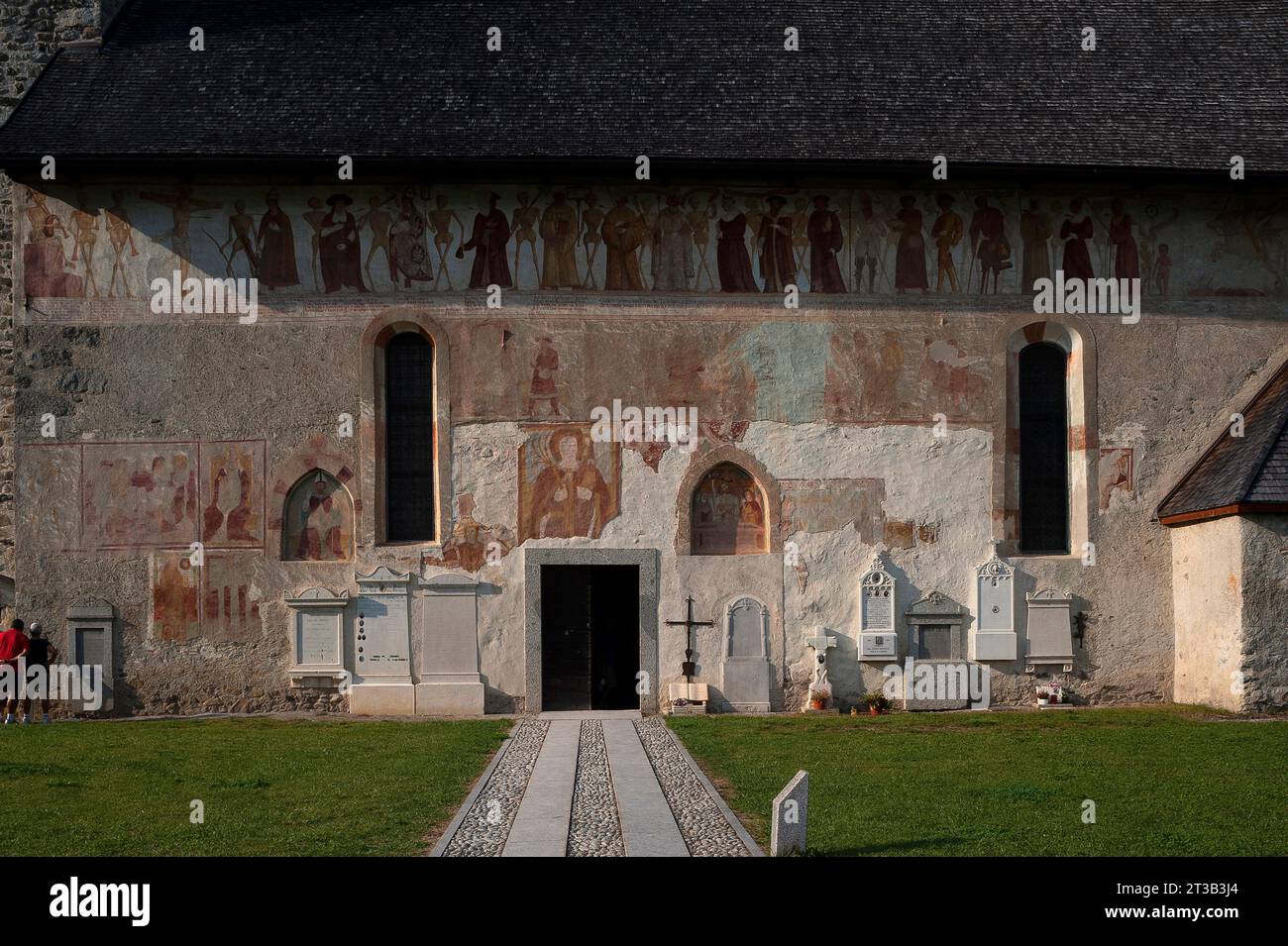 Renaissance Eave Ropes Below danza macabra hi-res stock photography and images - Alamy