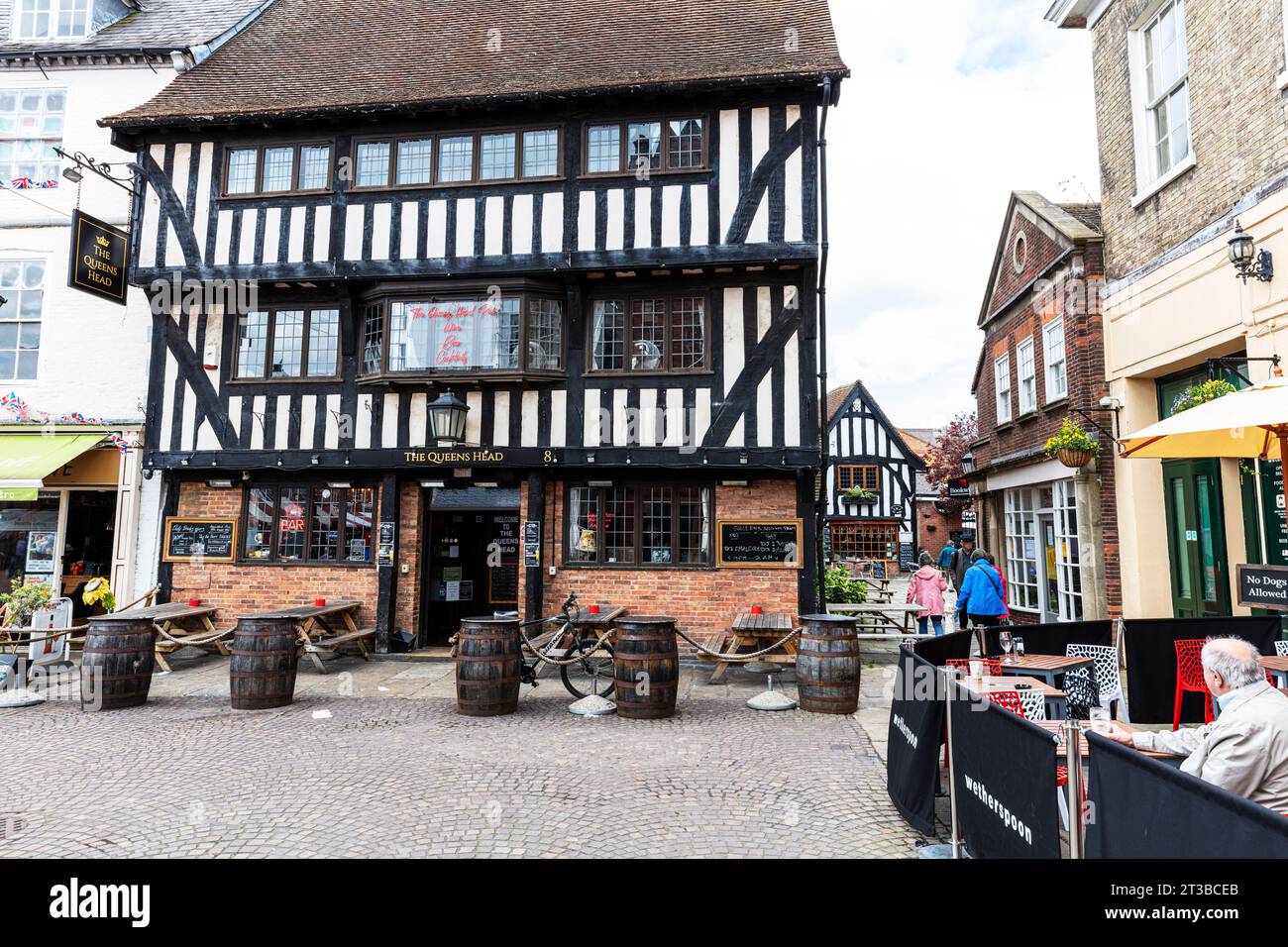 The Queens Head, Market place, Newark, Newark On Trent, Nottinghamshire,UK, England, pub, bar, restaurant, The Queens Head pub, Queens Head, tudor, Stock Photo