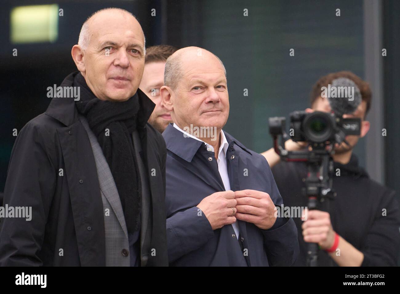 24 October 2023, Hesse, Frankfurt/Main: German Chancellor Olaf Scholz (SPD, M) and DFB President Bernd Neuendorf (l) visit the training of the women's national soccer team at the DFB campus. Photo: Thomas Frey/dpa Credit: dpa picture alliance/Alamy Live News Stock Photo