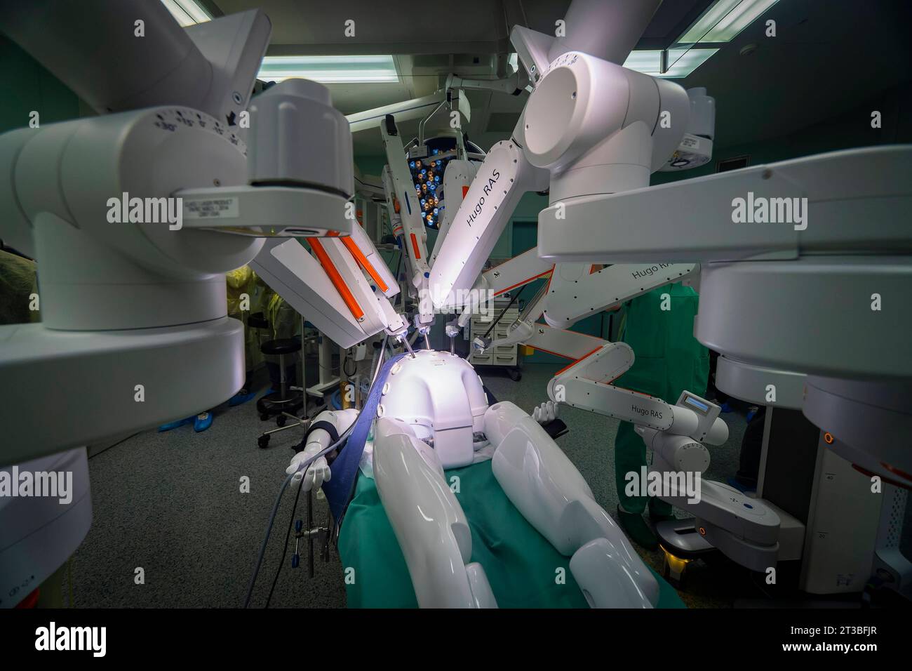 OP-Roboter HUGO Pressevorstellung. OP-Roboter HUGO kommt erstmals in ...