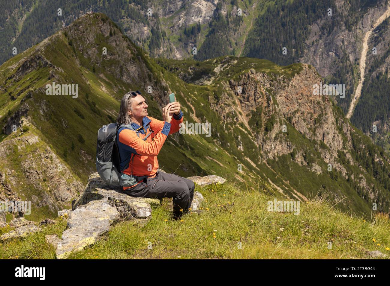 Rock climbing ledge hi-res stock photography and images - Page 9 - Alamy