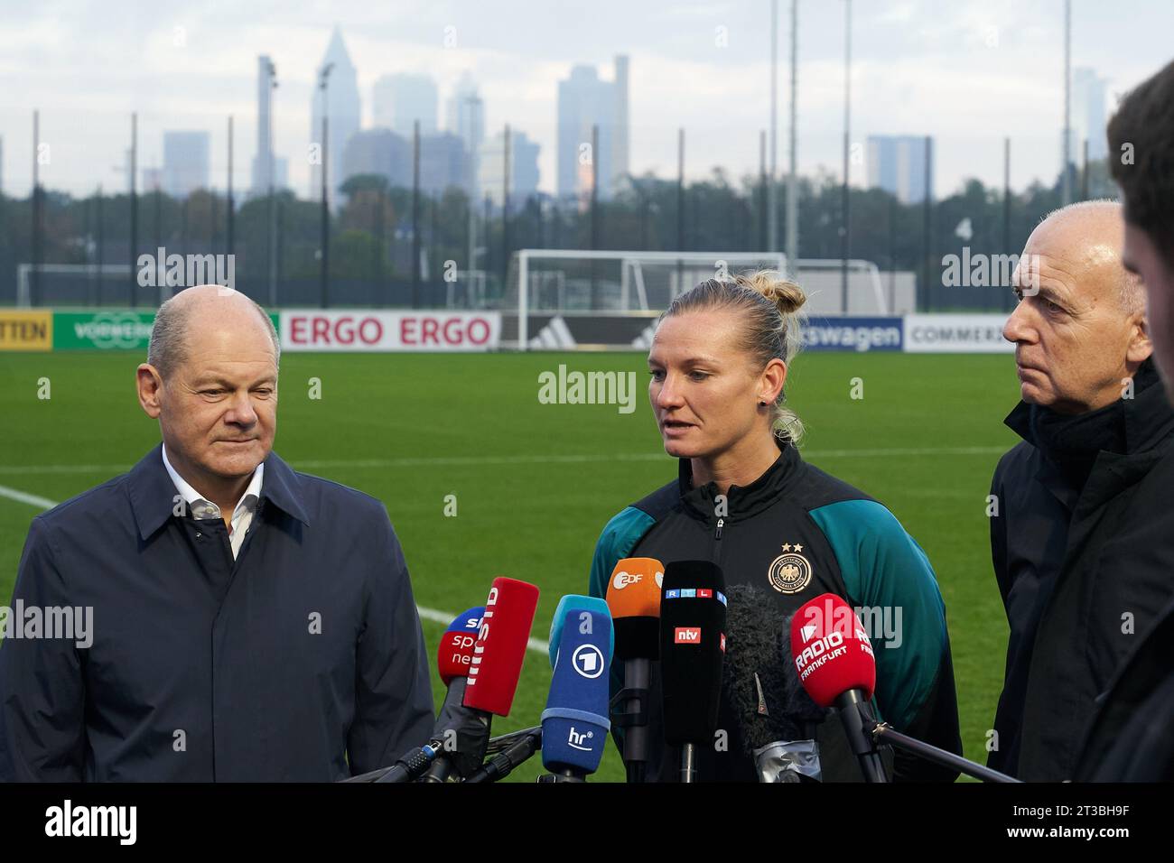 24 October 2023, Hesse, Frankfurt/Main: German Chancellor Olaf Scholz (SPD, l) talks with DFB President Bernd Neuendorf (r) and national team player Alexandra Popp during a visit to the women's national soccer team's training session at the DFB campus. Photo: Thomas Frey/dpa Credit: dpa picture alliance/Alamy Live News Stock Photo