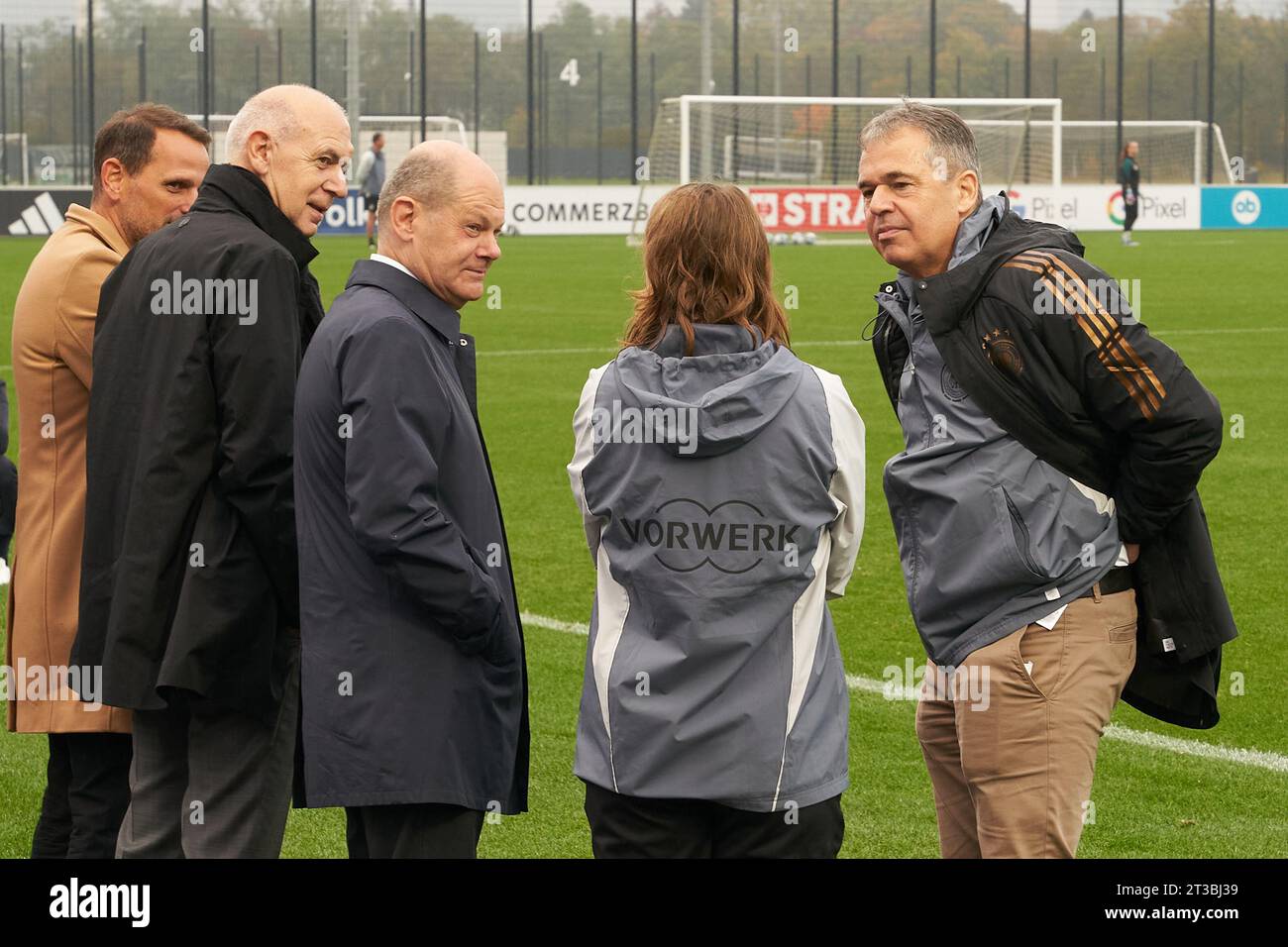 24 October 2023, Hesse, Frankfurt/Main: German Chancellor Olaf Scholz (SPD, 3rd from left) visits the training of the women's national soccer team at the DFB campus and talks to Managing Director Sport Andreas Rettig (r) and DFB President Bernd Neuendorf (2nd from left). Photo: Thomas Frey/dpa Credit: dpa picture alliance/Alamy Live News Stock Photo