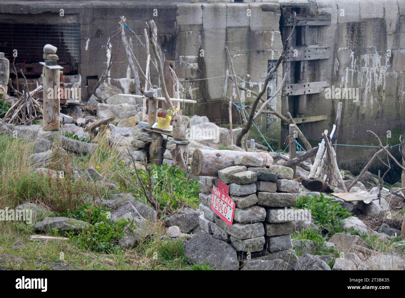 Shore sculptures made out of flotsam and jetsam on the shore of the