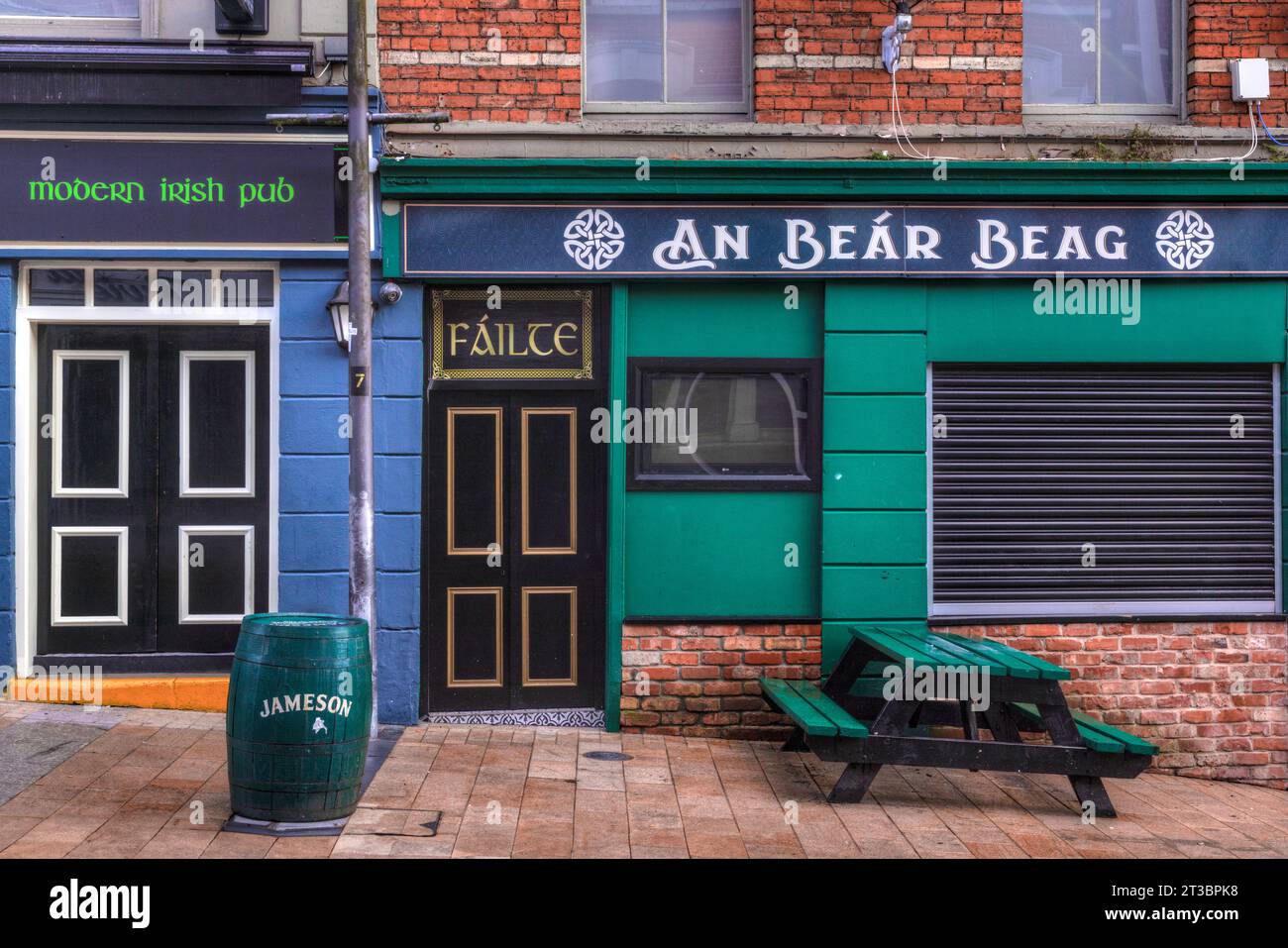 Irish Pubs in the old town of Derry, Northern Ireland Stock Photo Alamy