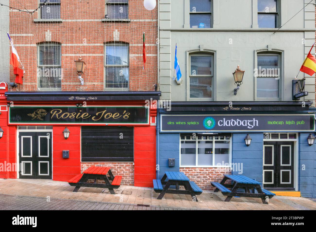 Irish Pubs in the old town of Derry, Northern Ireland Stock Photo Alamy