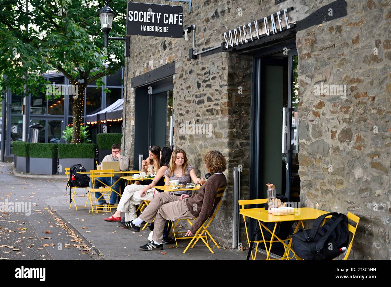 Outside the Society Cafe on Narrow Quay, Bristol, UK with dinners on pavement tables Stock Photo