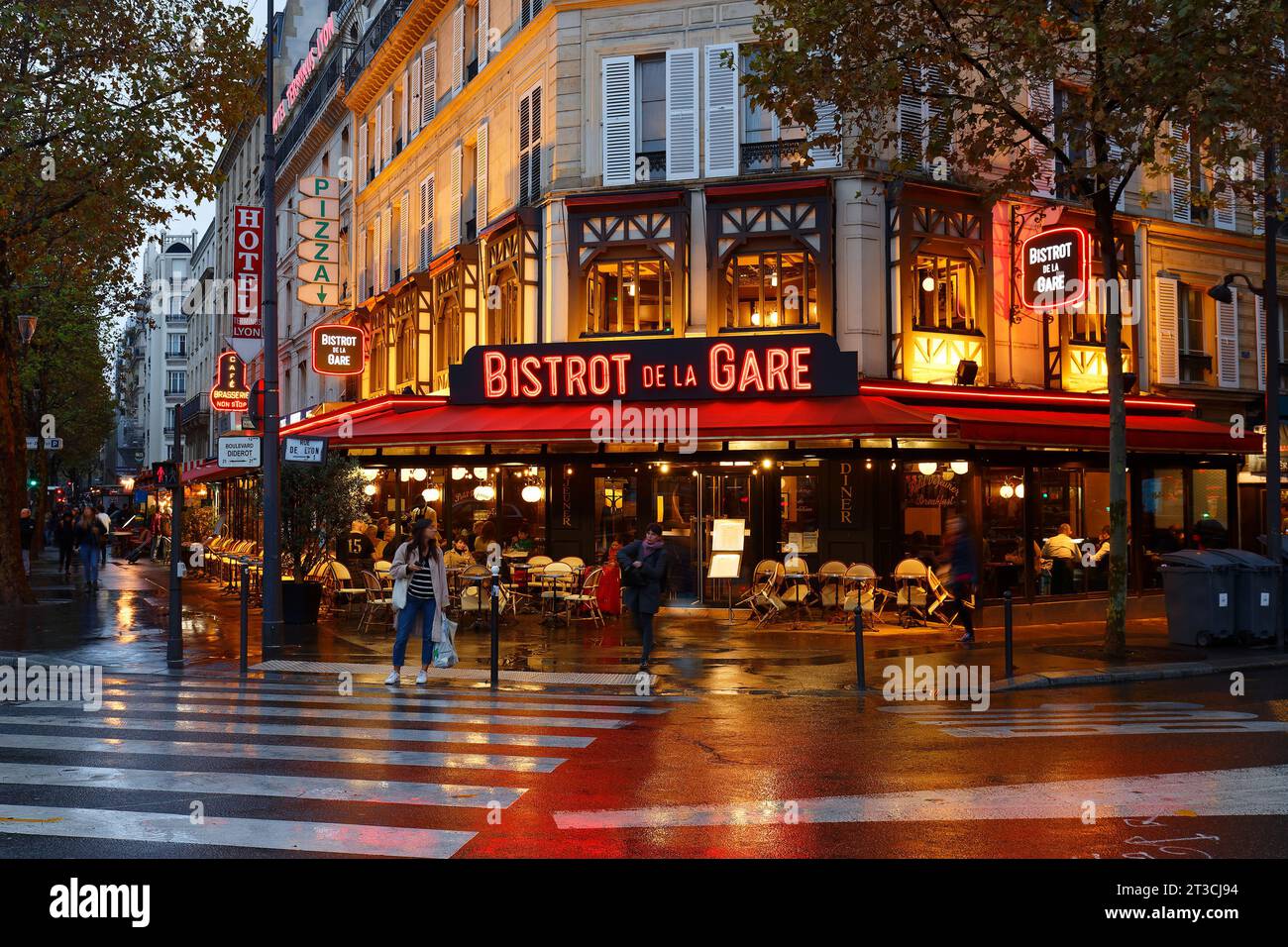 The Bistrot de la gare is traditional French restaurant located opposite the Gare de Lyon railway station , a 5-minute walk from the Opera Bastille Stock Photo