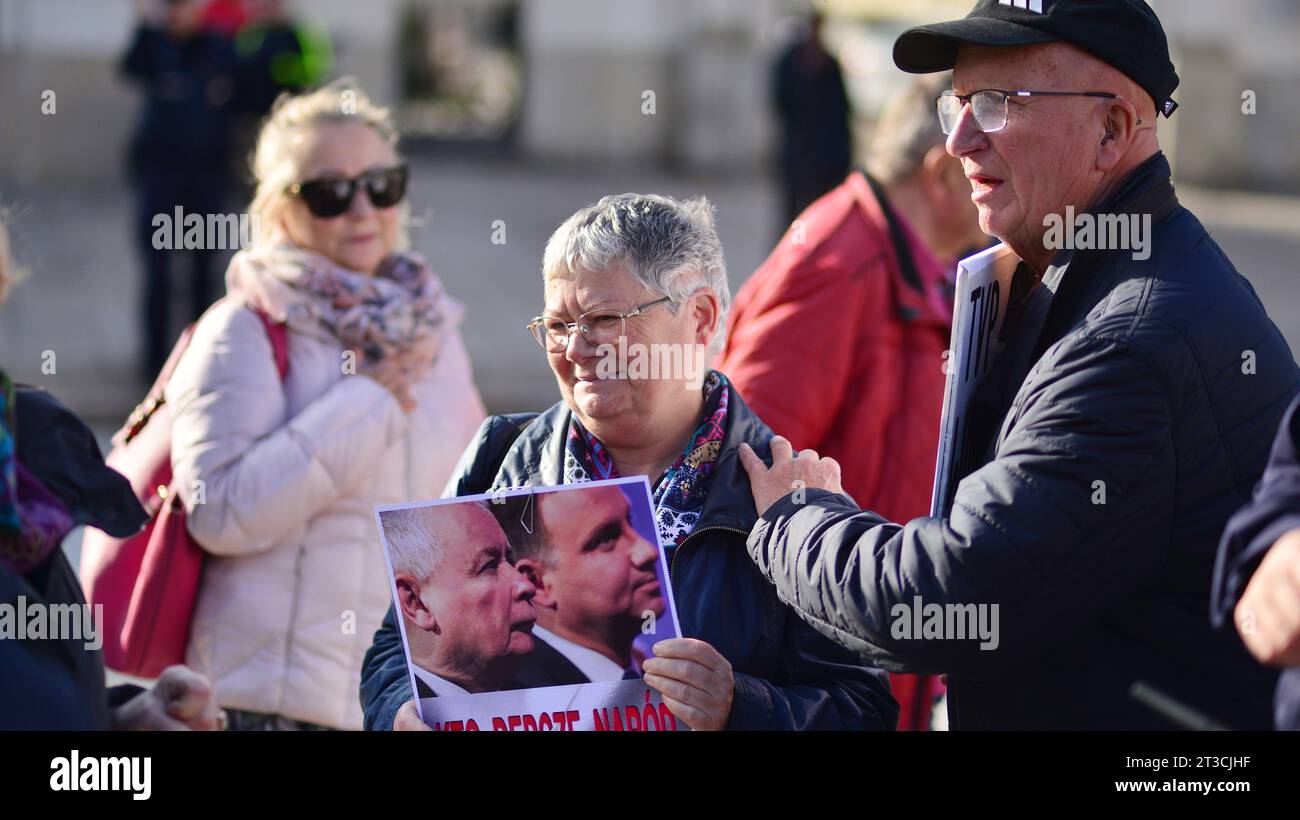 Warsaw, Poland. 24 October 2023. Manifestation of support for Prime Minister elect Donald Tusk in front of the Presidential Palace. Stock Photo