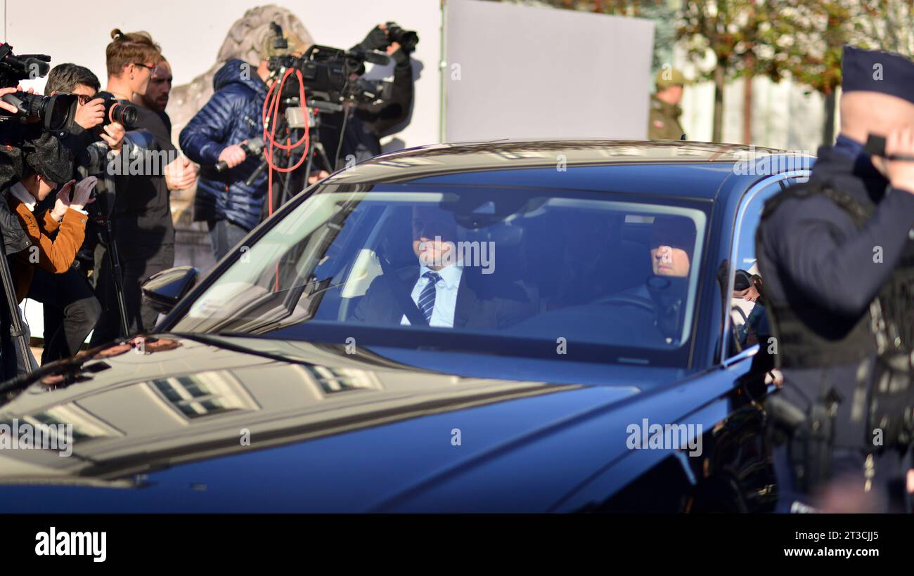 Warsaw, Poland. 24 October 2023. Convoy of the opposition candidate for prime minister Donald Tusk motorcade leaves the Presidential Palace. Stock Photo